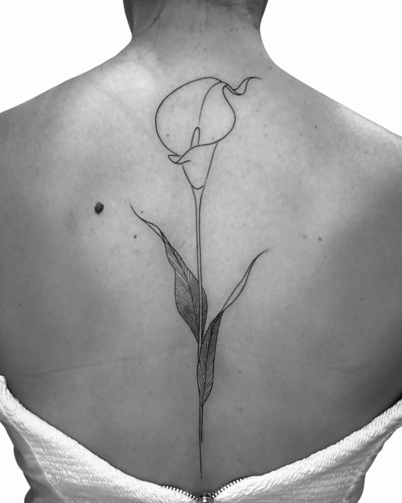 tatuagem delicada copo de leite costas