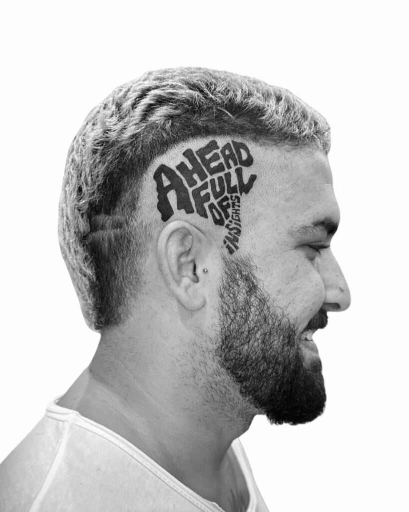tatuagem na lateral da cabeça escrito a head full of insights