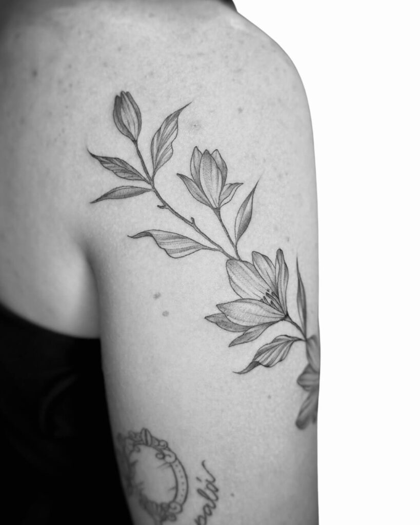 tatuagem foral delicada braço