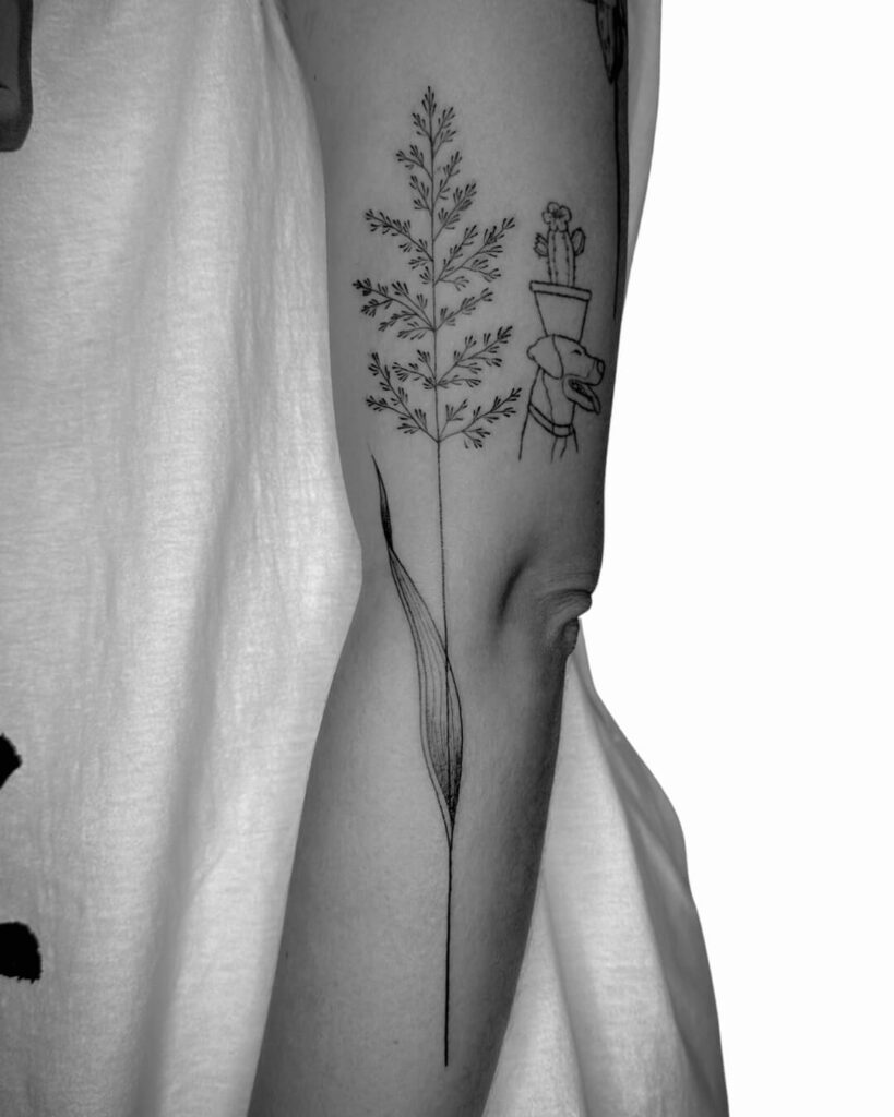 tatuagem floral minimalista braço