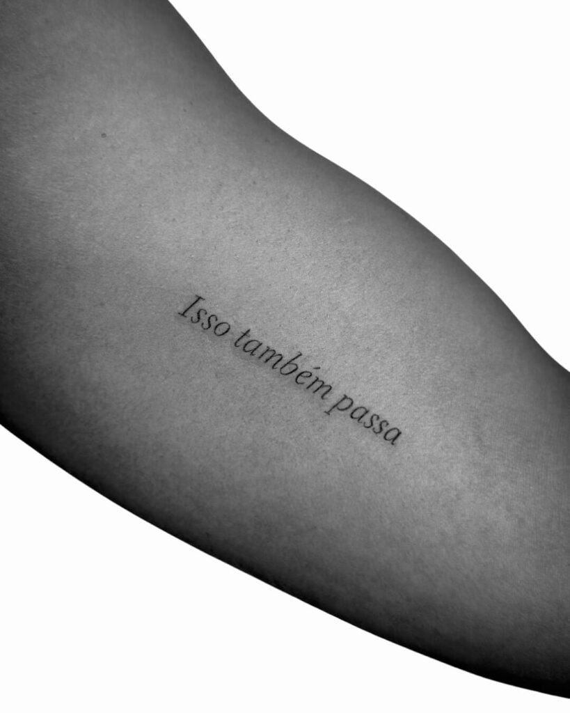 tatuagem escrita isso também passa