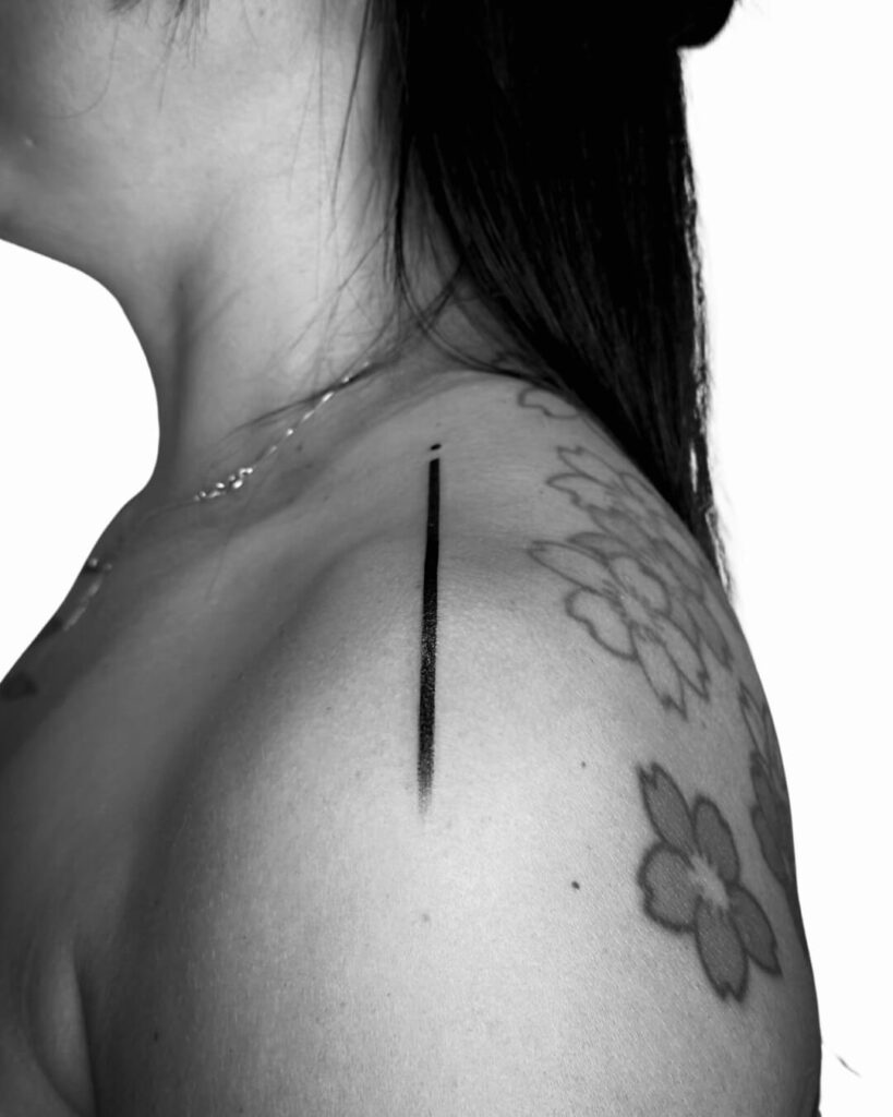 tatuagem linha reta ombro