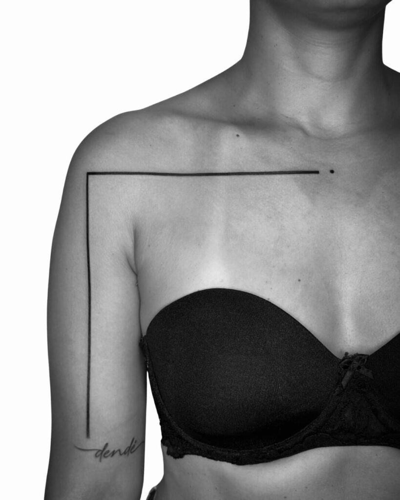 tatuagem linha reta peito e braço
