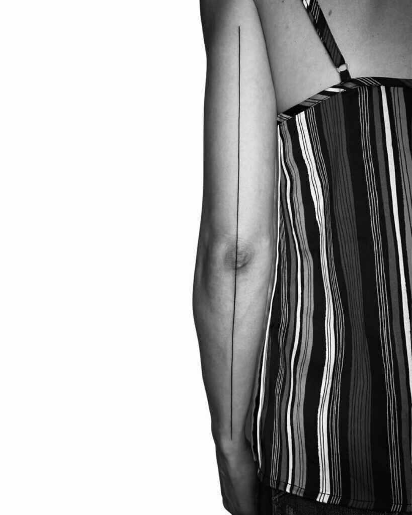tatuagem linha reta braço cotovelo