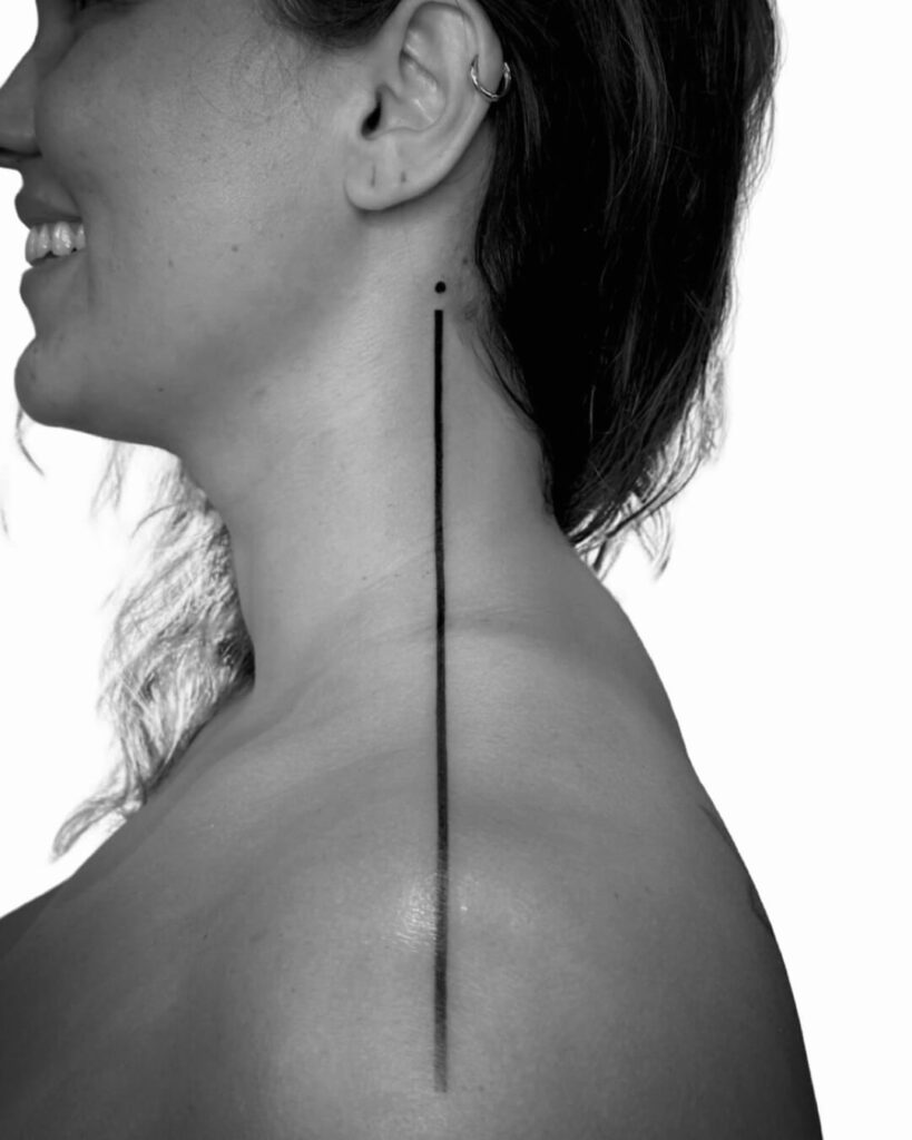tatuagem linha reta no ombro até pescoço