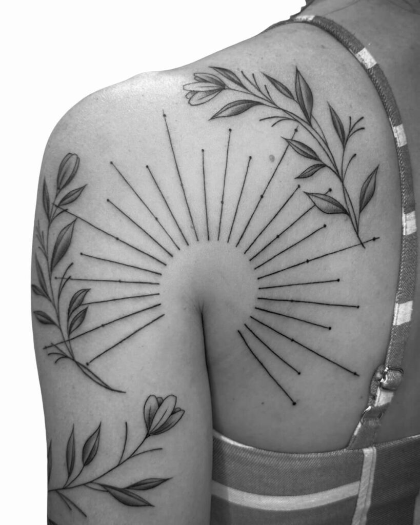 tatuagem costas sol flores