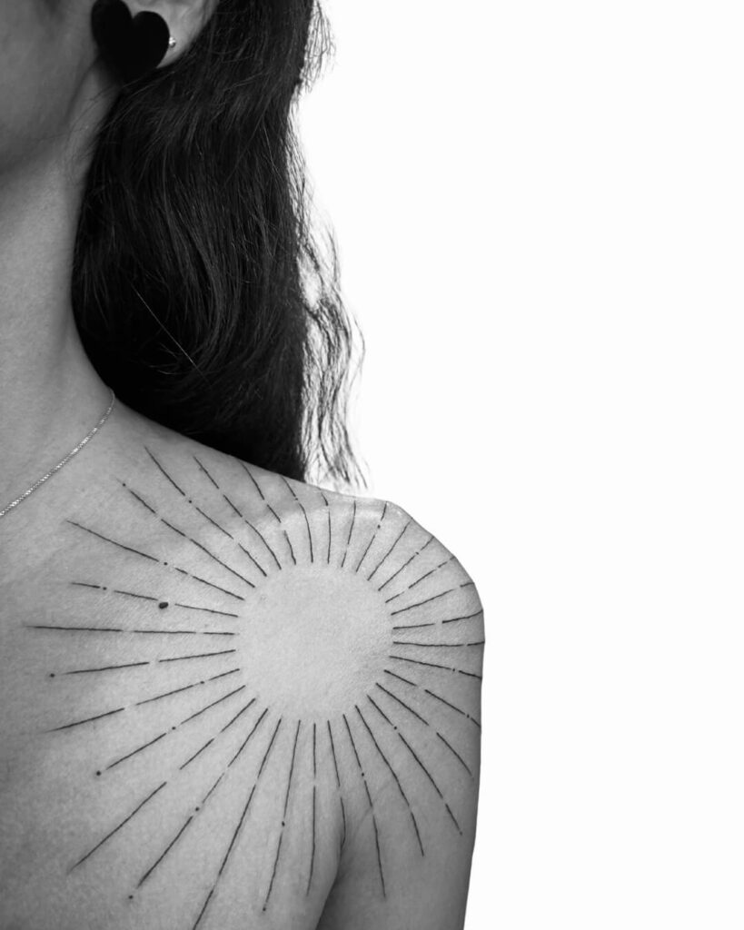 tatuagem ombro linha reta sol